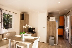 Dining - ZEcamping 4* familial 3km plage piscine chauffée tente TV LV clim 32m2 (Canet-en-Roussillon)