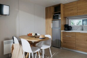 Dining - ZEcamping 4* animé piscine chauffée fitness tente TV LV clim 33m2 (Canet-en-Roussillon)