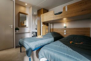 2 bedrooms, WiFi - ZEcamping 4* animé piscine chauffée fitness tente TV LV clim 33m2 (Canet-en-Roussillon)