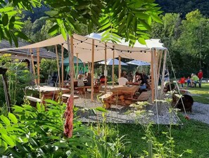 Outdoor dining - ZEcamping 3* toboggans chiens acceptés mobil-home 35m2 6 pers (Chézery-Forens)