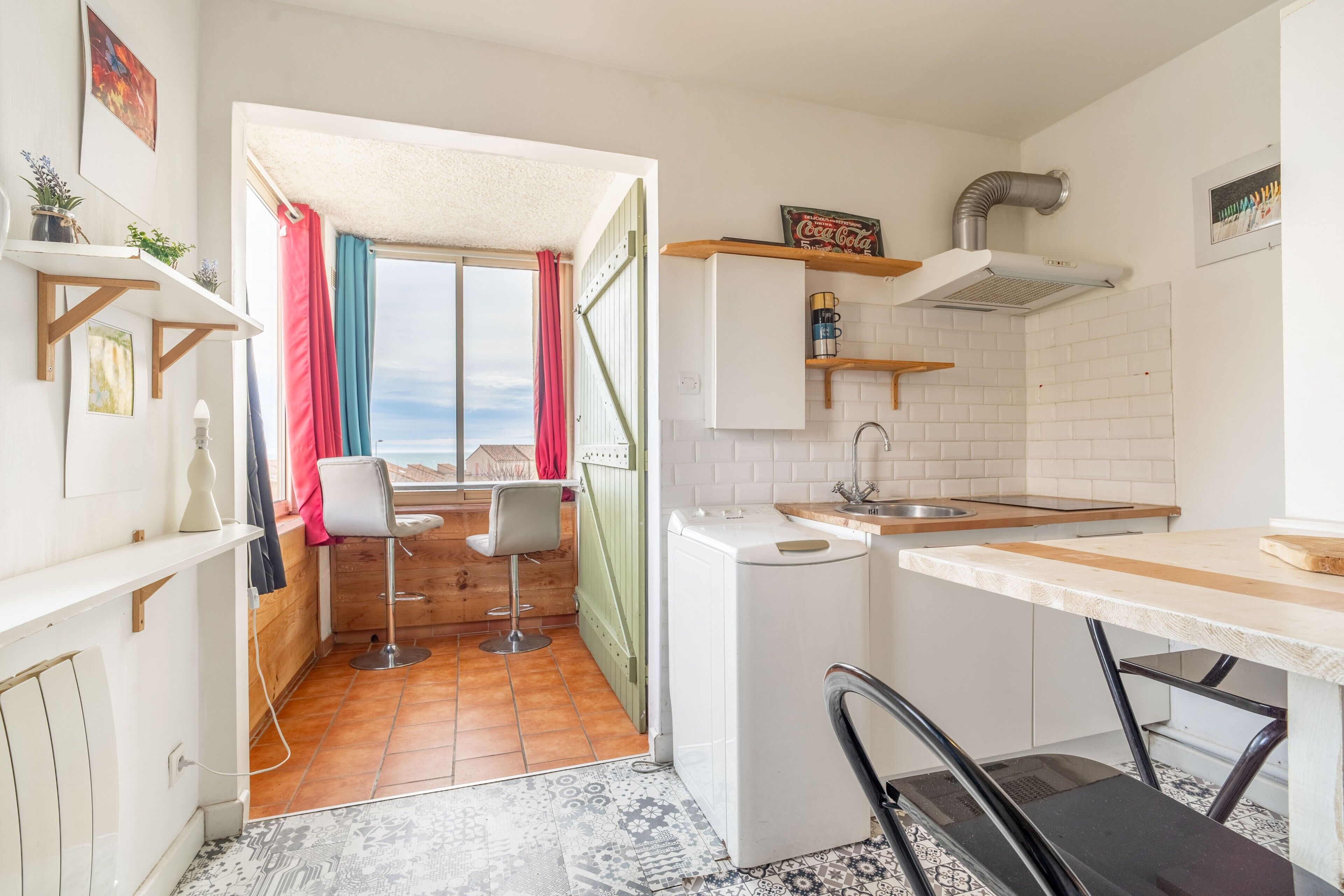 Een koelkast, een magnetron, een kookplaat