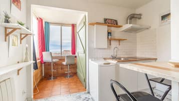 Refrigerador, microondas, placa de cocina, cafetera/tetera