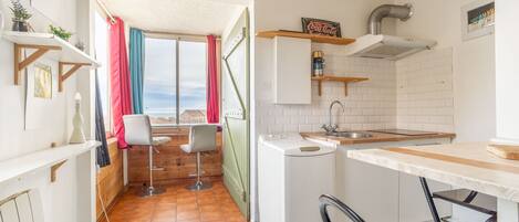 Réfrigérateur, four à micro-ondes, surface de cuisson, cafetiÚre-théiÚre