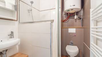 Douche, articles de toilette gratuits, serviettes fournies