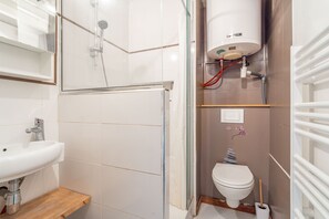 Douche, articles de toilette gratuits, serviettes fournies