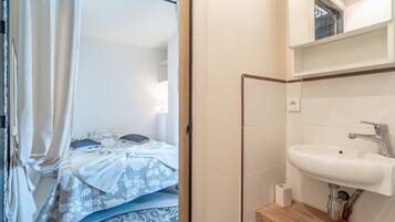 Shower, free toiletries, towels