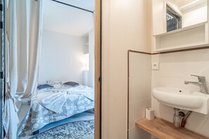 Shower, free toiletries, towels - Apartment 'Vue Mer' with Sea View and Private Terrace (Saint Pierre la Mer)