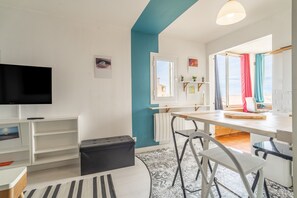 Dining - Apartment 'Vue Mer' with Sea View and Private Terrace (Saint Pierre la Mer)