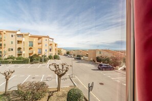 Property grounds - Apartment 'Vue Mer' with Sea View and Private Terrace (Saint Pierre la Mer)