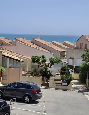 Property grounds - Apartment 'Vue Mer' with Sea View and Private Terrace (Saint Pierre la Mer)
