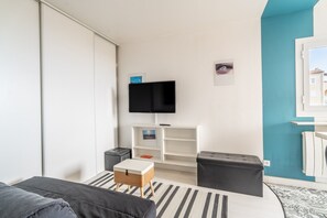 TV - Apartment 'Vue Mer' with Sea View and Private Terrace (Saint Pierre la Mer)