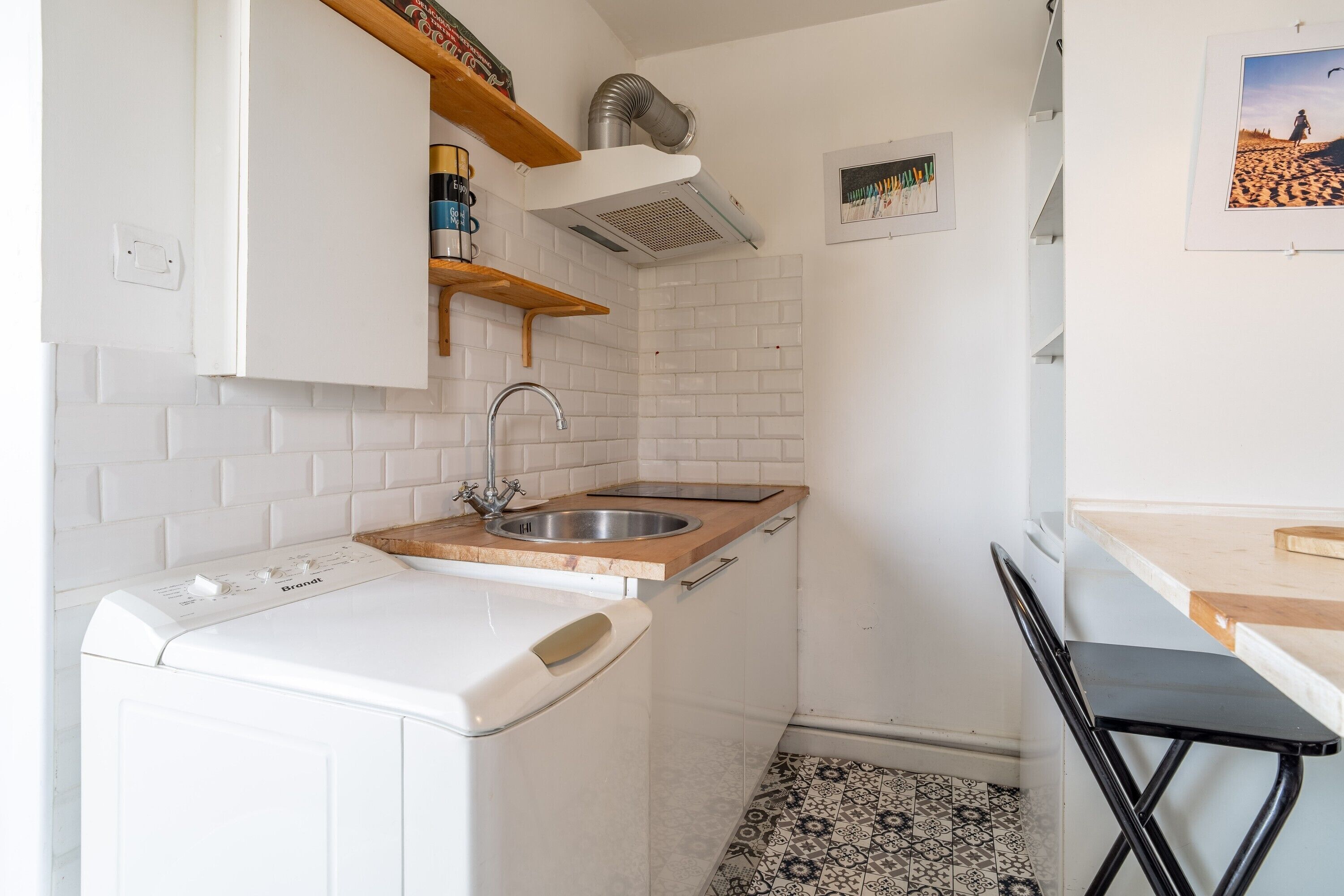 Refrigerador, microondas, parrilla de estufa y cafetera y tetera 