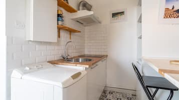 Refrigerador, microondas, parrilla de estufa y cafetera y tetera