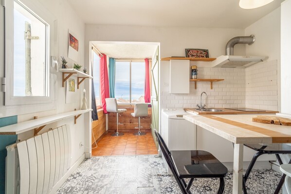 Réfrigérateur, micro-ondes, plaque de cuisson, cafetière/bouilloire