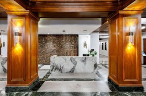 Lobby - Downtown Des Moines Iconic Hotel Offering Timeless Charm and Comfort - 2 Units (Des Moines)