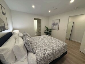 Strykjärn/strykbräda, wi-fi och sängkläder