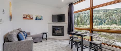 Smart TV, fireplace