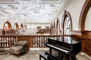 Interior - Luxe King Room in Iconic Setting – Moments From Dining & Attractions (Des Moines)