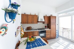 Fridge, oven, stovetop, cookware/dishes/utensils - Bilo Corso Roma 4° piano - Salento Reservation (Gallipoli)