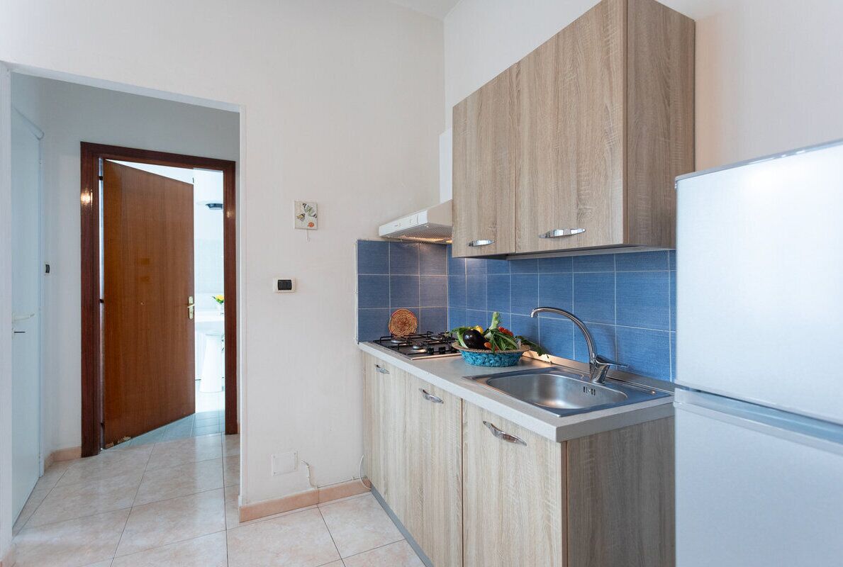 Kjøleskap, ovn, kokeplater og kjøkkenutstyr