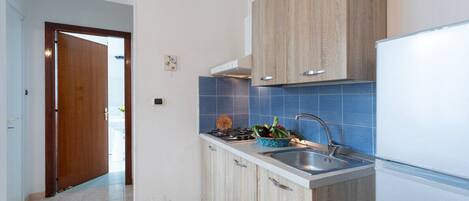 Kjøleskap, ovn, kokeplater og kjøkkenutstyr