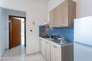 Fridge, oven, stovetop, cookware/dishes/utensils - Trilo Lungomare fronte mare - Salento Reservation (Gallipoli)