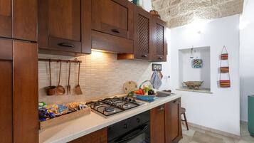 Frigorifero, microonde, forno, piano cottura