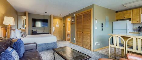 アイロン / アイロン台、WiFi (無料)、ベッドシーツ