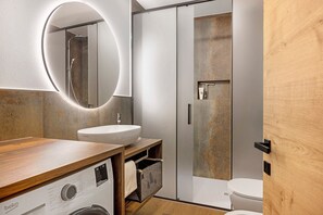 Shower, hair dryer, towels - Rostrini Family Home Retreat – Mountain View, Wi-Fi & Air Conditioning (Cavalese)