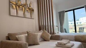 Studio tiện nghi đơn giản, 1 giường cỡ queen và sofa giường, ban công