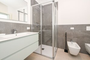 Shower, hair dryer, bidet, towels - MGH Luxury- Blue Horizon Lake House (Desenzano del Garda)