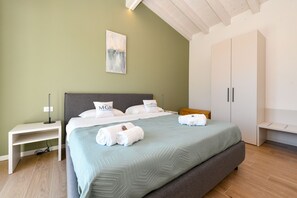 3 chambres, coffres-forts dans les chambres, fer et planche à repasser