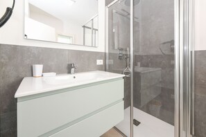 Douche, sèche-cheveux, bidet, serviettes fournies