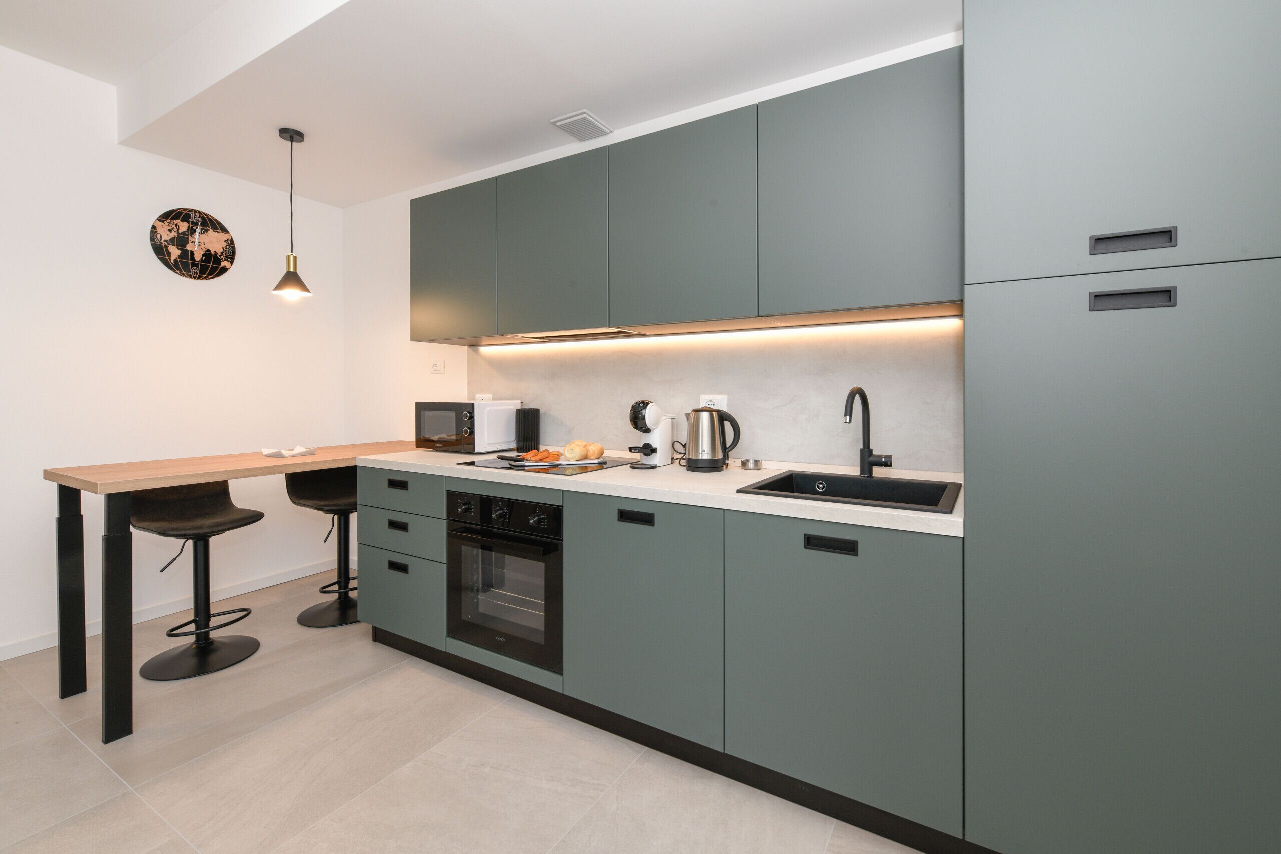 Kühlschrank, Mikrowelle, Ofen, Geschirrspüler