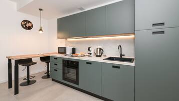 Kühlschrank, Mikrowelle, Ofen, Geschirrspüler