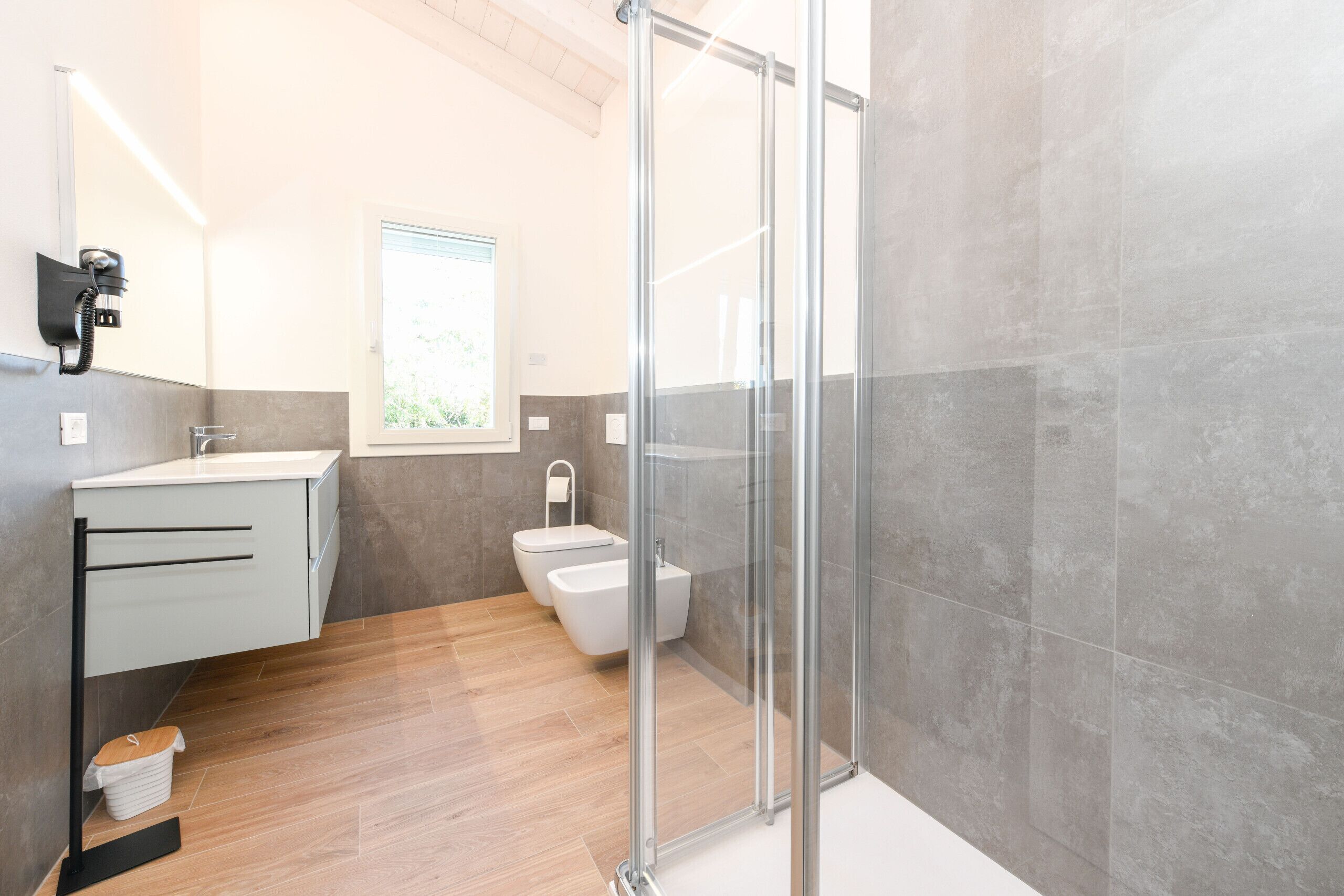 Dusche, Haartrockner, Bidet, Handtücher