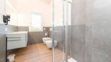 Dusche, Haartrockner, Bidet, Handtücher