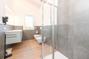 Dusche, Haartrockner, Bidet, Handtücher