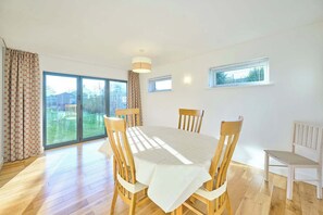 Studio | 3 bedrooms - Host Stay Willow Way (Great Yarmouth)