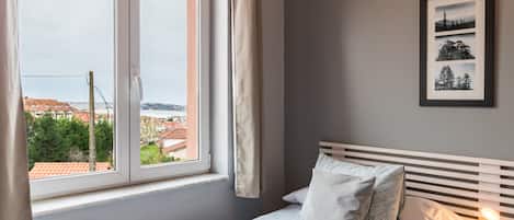 WiFi, bed sheets