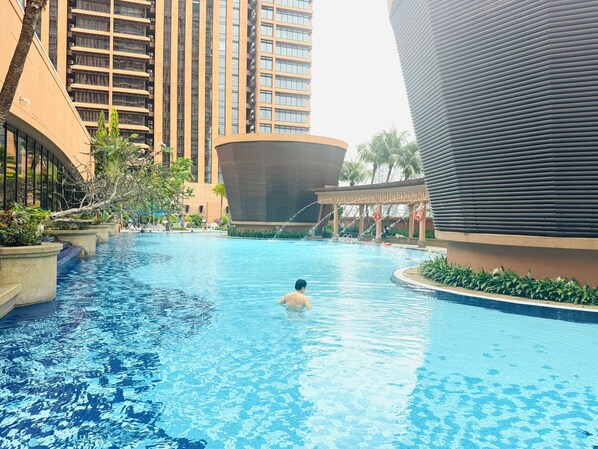 3 つの屋外プール