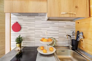 Frigorífico, placa de cocina, cafetera o tetera y utensilios de cocina