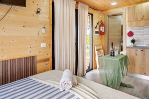 Escritorio, wifi, ropa de cama