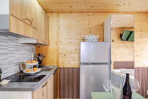 Frigorífico, placa de cocina, cafetera o tetera y utensilios de cocina