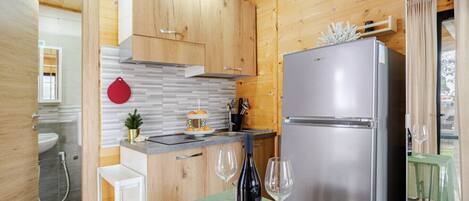 KylskÄp, spishÀll, kaffe- och tebryggare och grytor/köksredskap