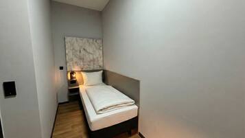 Basic-enkeltværelse - fælles badeværelse - byudsigt | Skrivebord, gratis Wi-Fi