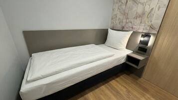 Basic-værelse til 3 personer - flere senge - fælles badeværelse | Skrivebord, gratis Wi-Fi