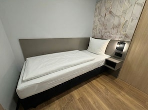 Basic Triple Room, Multiple Beds, Shared Bathroom | Desk, free WiFi - Nivara Hotel (Hamburg)