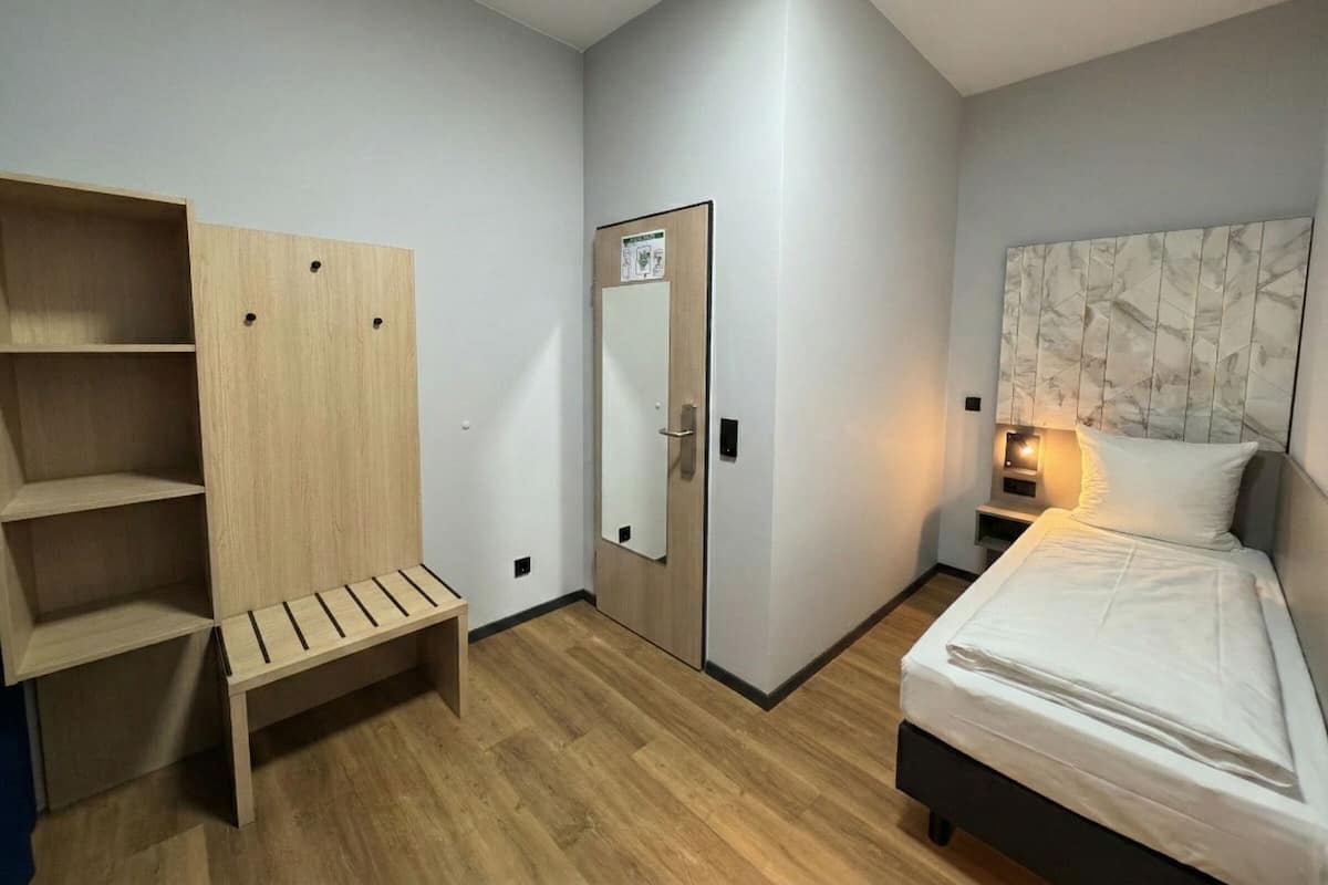 Yhden hengen perushuone, jaettu kylpyhuone, kaupunkinäköala | Työpöytä, ilmainen Wi-Fi