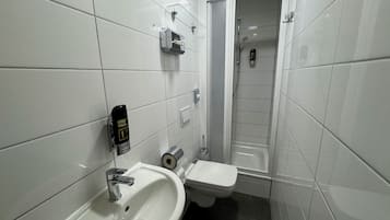 Basic-Einzelzimmer, Gemeinschaftsbad, Stadtblick | Badezimmer | Dusche, HandtĂŒcher, Seife, Shampoo